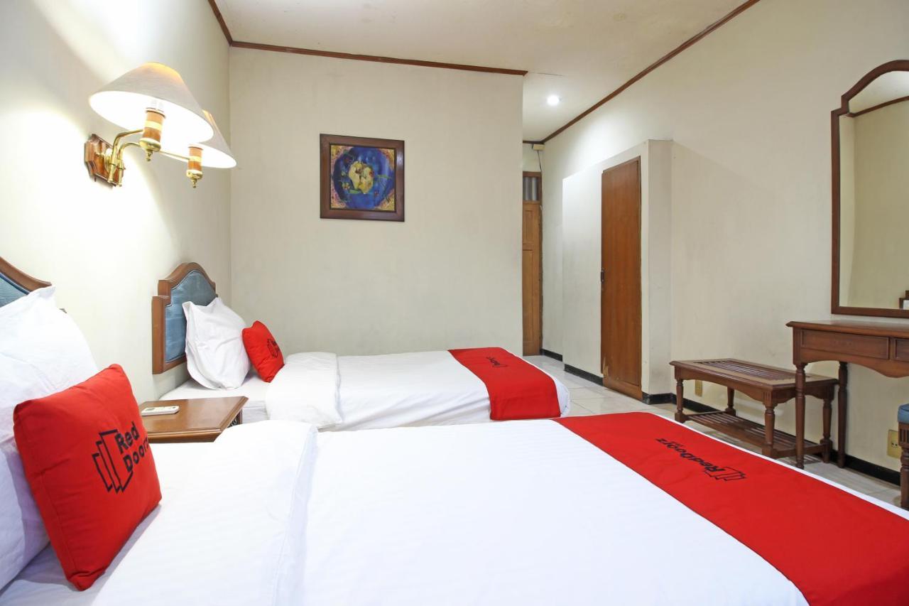Отель Reddoorz Near Malioboro Tugu Station Jogja Джокьякарта Экстерьер фото